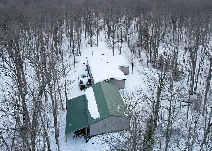 Tranquil Cabin Getaway Near Red Cedar Lake!