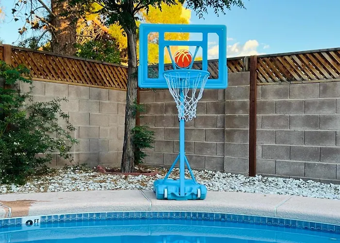 Large Pool & Patio Cozy Single Story Family House
