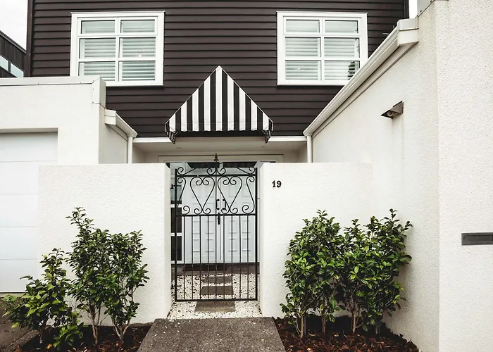Buller Noire - Luxury New Plymouth Oceanview Home