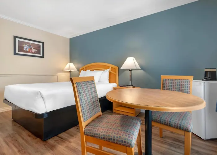 Econo Lodge Inn & Suites Kelowna