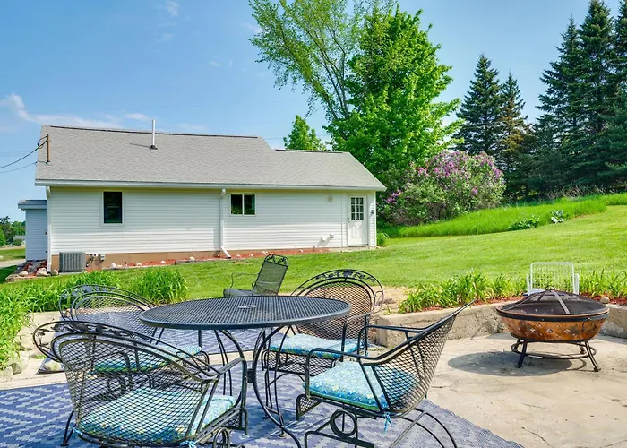3 Mi To Lake Michigan: 'The Country Cottage'