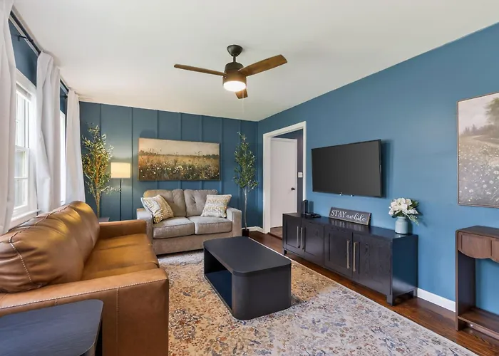 Chic Home With Huge Grassy Yard 7 Mins To Arrowhead Stadium