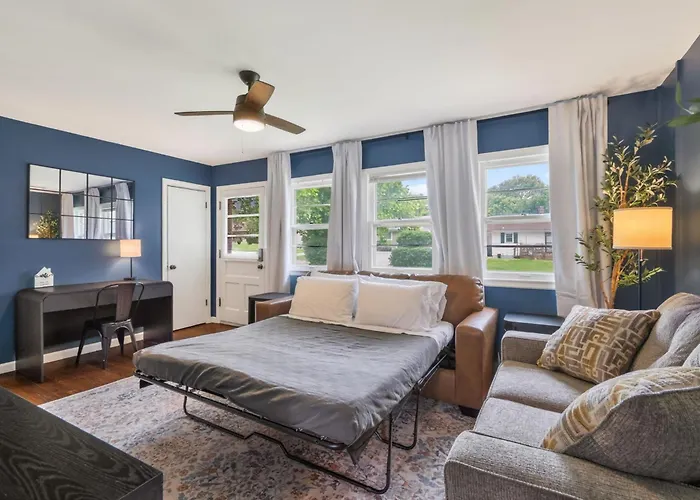 Chic Home With Huge Grassy Yard 7 Mins To Arrowhead Stadium