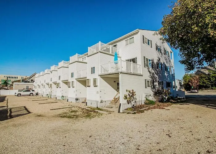 Dewey Villas --- 24 Dickinson Ave, Unit #8B