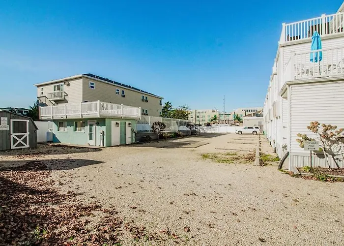 Dewey Villas --- 24 Dickinson Ave, Unit #8B