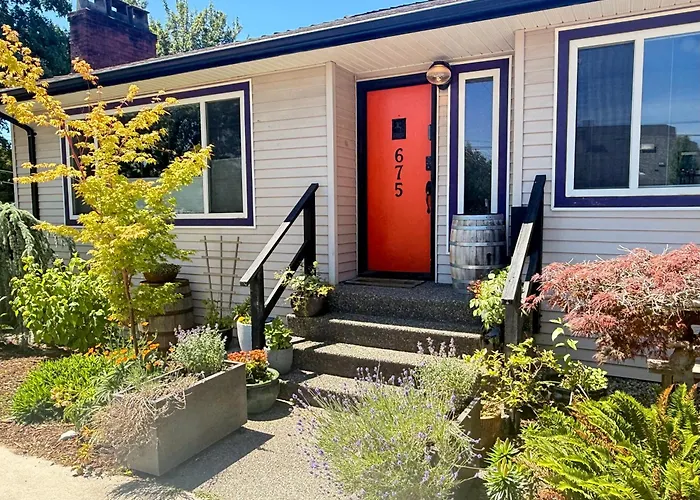 The Orange Door Bungalow- 2-Br W Private Yard, Walkable To Cafes & Restaurants, 10 Min To Dt