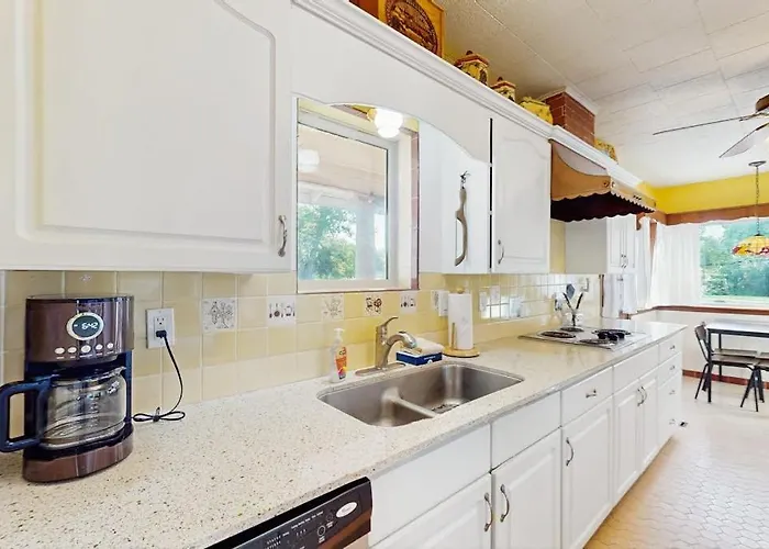 Charming, Dog-Friendly Home With Patio, Grill, & Parking - Close To Town