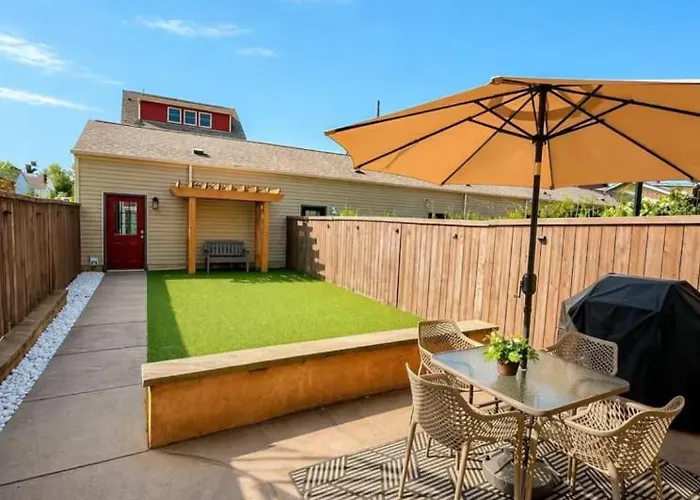Stadiumview Villa: Pet-Friendly 4BR with City Vistas