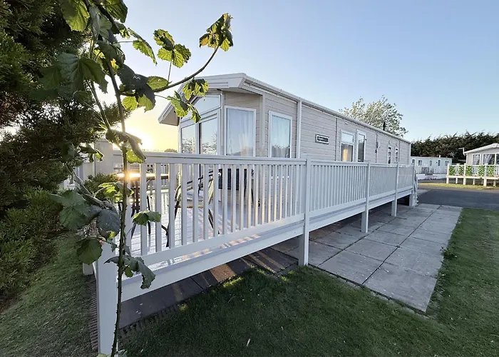 Stunning Caravan With Pond Views At Southview Holiday Park Ref 33026M