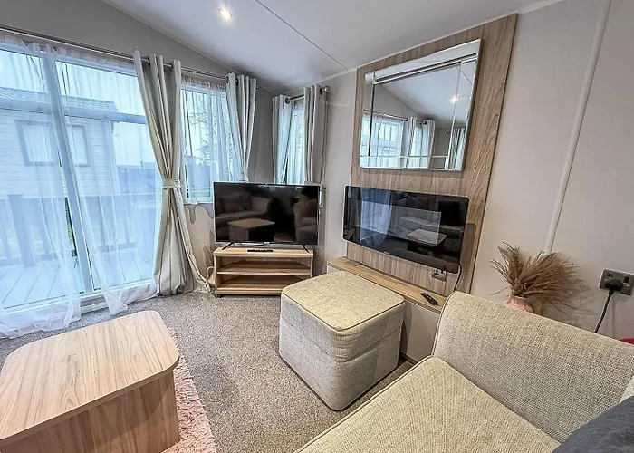 Beautiful 6 Berth Caravan, Nearby Beach In Suffolk Ref 68016Bs