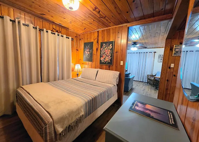 #07 - Lakeview One Bedroom Cottage-Pet Friendly