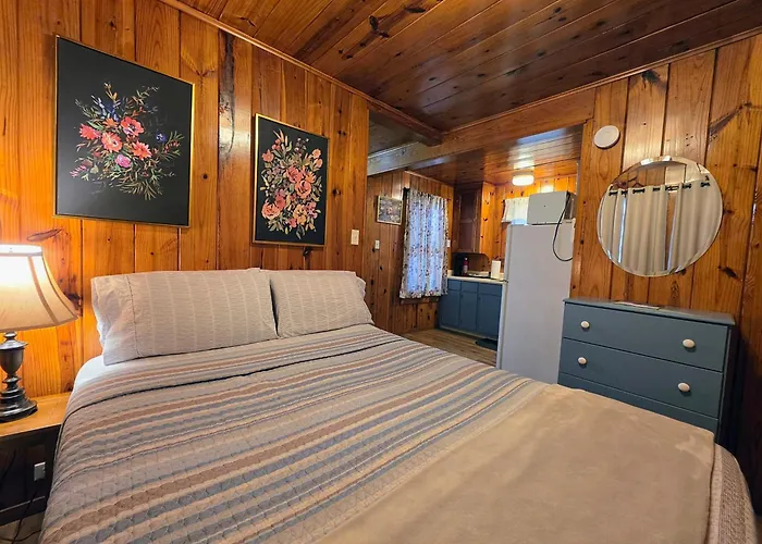 #07 - Lakeview One Bedroom Cottage-Pet Friendly