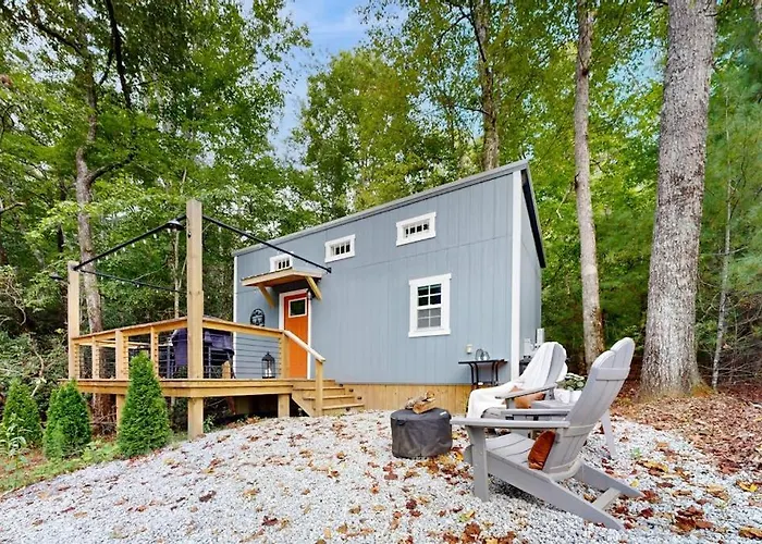 Cozy Lakeview Cottage