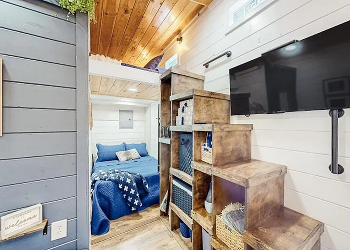 Cozy Lakeview Cottage