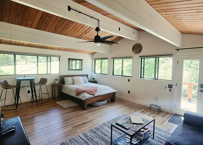 A Restful Studio Near A Creek And Forest - Pet Friendly