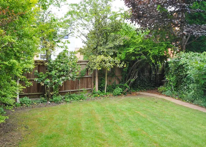 Spacious 4-Bedroom Townhouse In The City Center With Free Parking