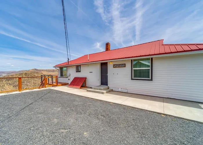 Cozy Grand Coulee Home W/ Deck & Views!