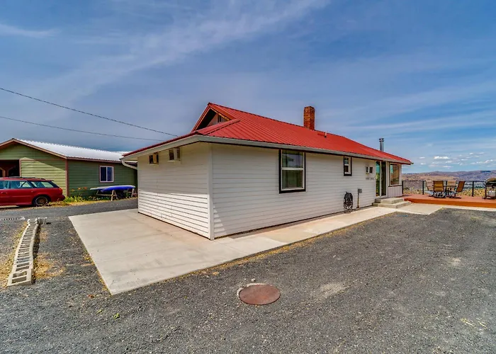 Cozy Grand Coulee Home W/ Deck & Views!