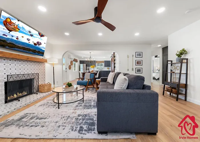 Valleyvibe: Modern Comfort In North Valley - An Irvie Home