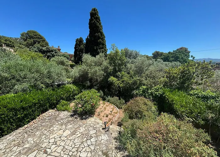 Casa con Jardín, Piscina, y Terrazas en Zona Tranquila Cerca de L'Estartit - ES-323-24
