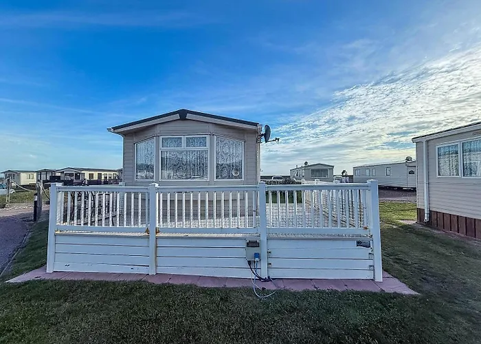 Ref 40035Nd - Superb Caravan With Decking & Free Wifi At North Denes Holiday Park
