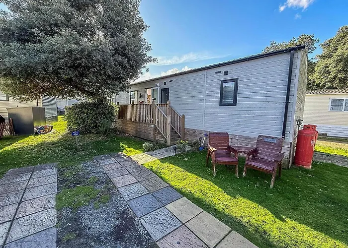 Beautiful Caravan With Decking And Wifi At Azure Sea, Suffolk Ref 32025Az