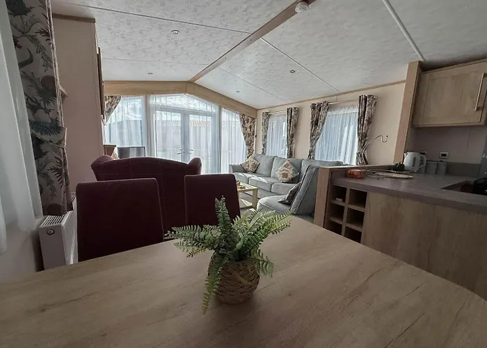 Beautiful Caravan With Decking And Wifi At Azure Sea, Suffolk Ref 32025Az