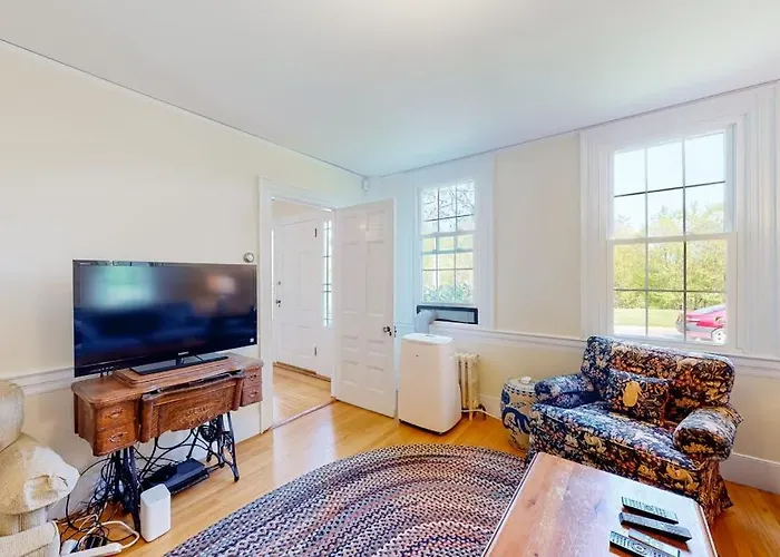 Renovated Farmhouse On An Acreage With Grill, Four-Bedrooms, & W/D - River Views