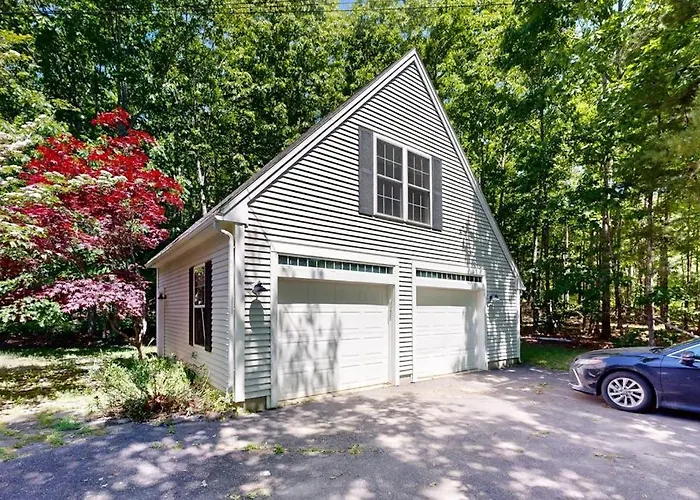 Peaceful Home With Forest Views & Great Yard - Minutes To Town
