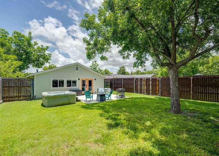 2 Kings Hot Tub Modern Cottage Hill Country