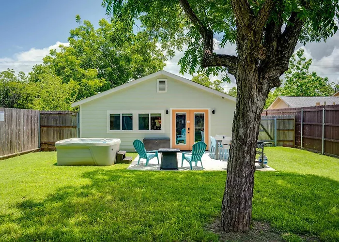 2 Kings Hot Tub Modern Cottage Hill Country