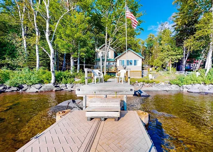 Vintage Lakefront Cabin With Incredible Water Views, Private Dock & Pebble Beach