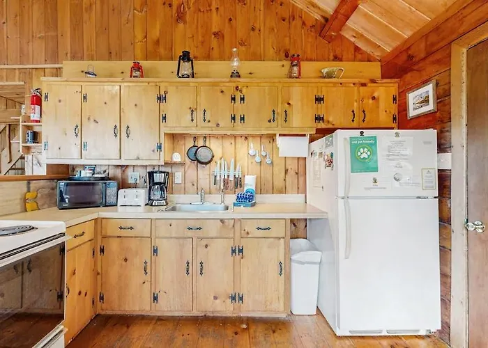 Waterfront Cabin With Amazing Views From The Deck & Lake Access