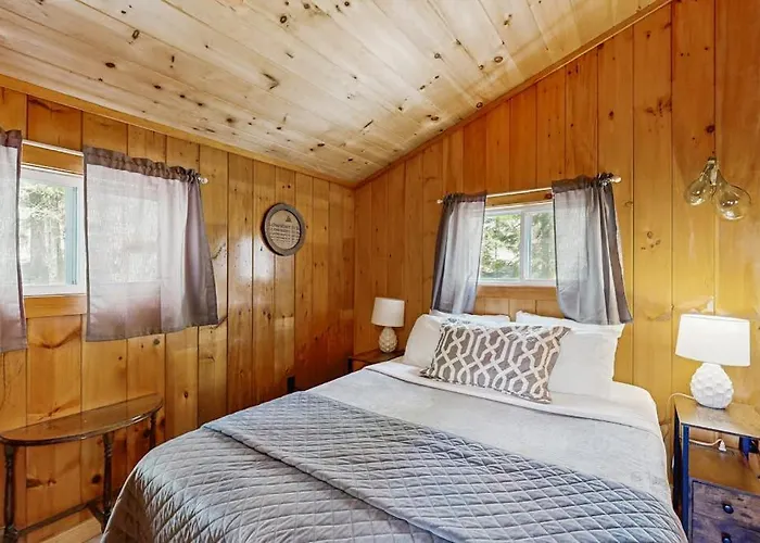 Quiet Lakefront Cottage With A Firepit, Private Beach, & Two Kayaks