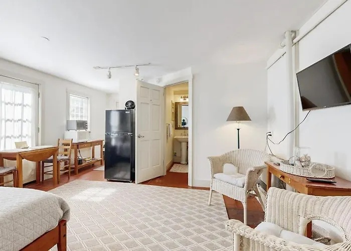 Downtown, Ground Floor Studio Near The Ocean W/Patio, Outdoor Dining Area & More