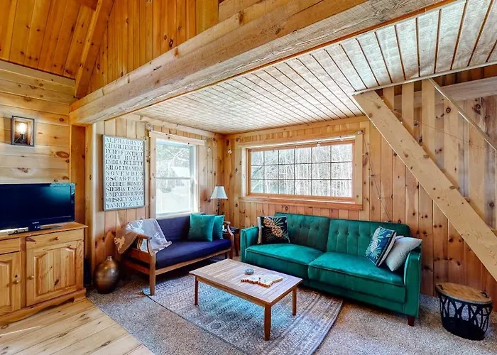 Cozy Woodsy Cabin W/ A Deck, Firepit, Gas Grill, Free Wifi, & Full Kitchen