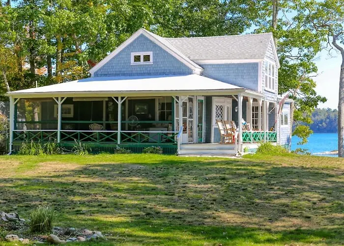 Spacious Waterfront Estate & Cabins W/ Porch, Fireplace, Kayaks & Free Wifi