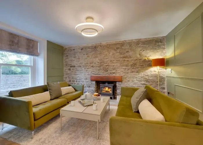 Newly Renovated 4 Bedroom Cottage With Wood Burner