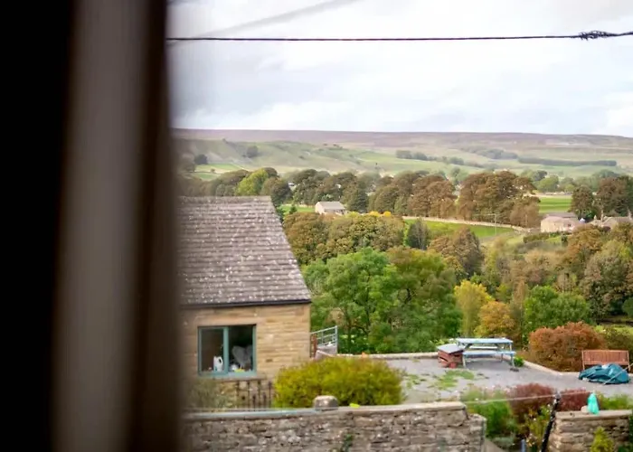 Newly Renovated 4 Bedroom Cottage With Wood Burner