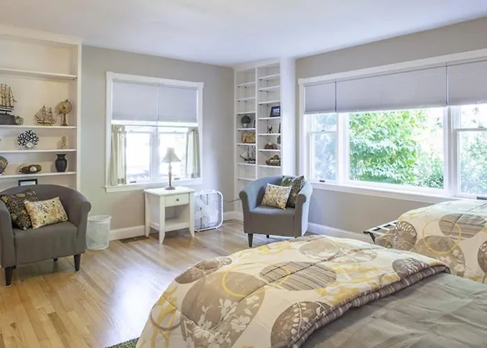 Great Home With Water View - One House From Harbor - Washer/Dryer & Dog-Friendly