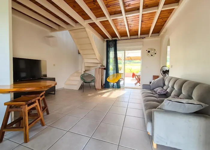 Maison Charmante A Sainte-Anne Avec Jardin Et Pergola En Bois.