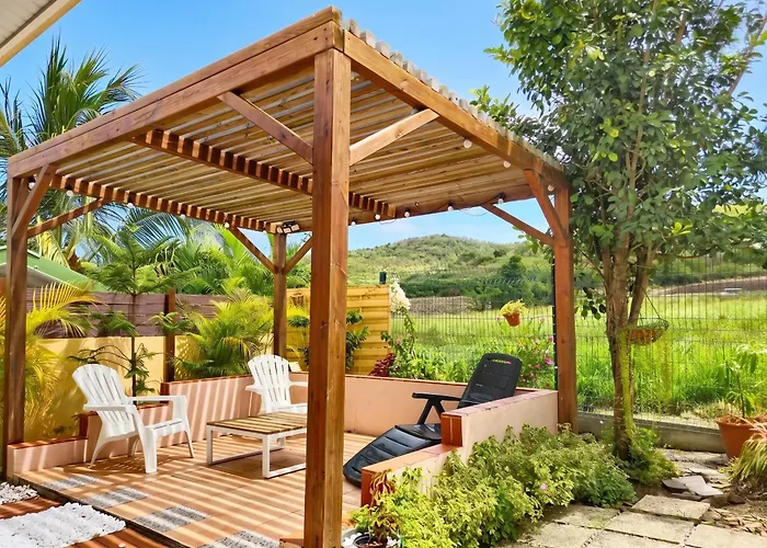 Maison Charmante A Sainte-Anne Avec Jardin Et Pergola En Bois.