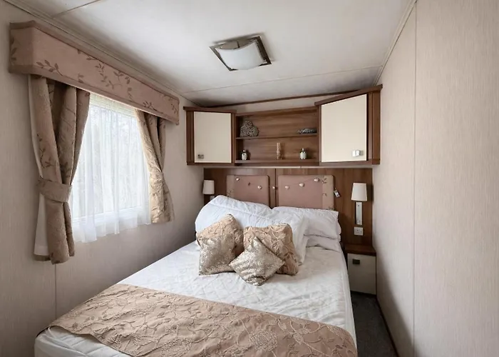 Lovely Caravan For Hire With Decking At Skipsea Sands In Yorkshire Ref 41015Wf