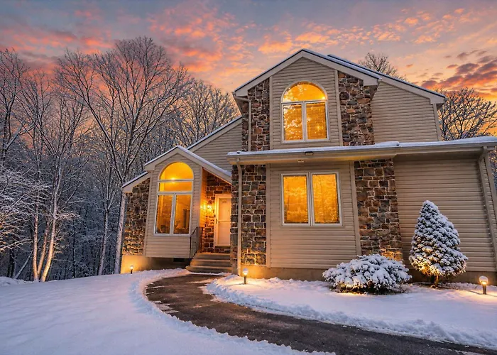 Harmony Hill Stylish 4Bd Mountain Retreat, Hot Tub, Games