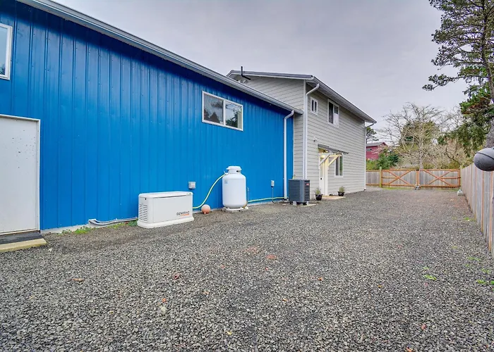 Westport Home W/ Hot Tub: 2 Blocks To Beach!