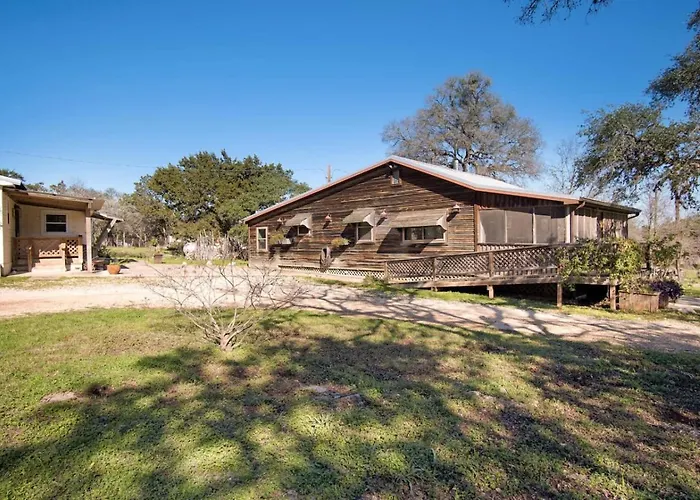 Goat-Tastic Retreat: Tub, Fire Pit, Porch & Pool