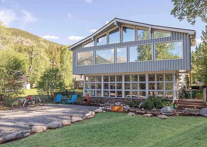 Remodeled Lake Cabin, Stunning Mtn View, New Patio