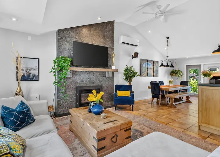 Waterfront Oasis With Pool, Hot Tub & Pet Friendly