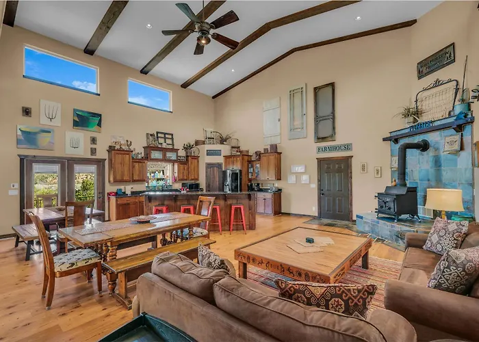 Red Hollow Ranch- Pet Friendly, Walking Distance To Slot Canyon, Private