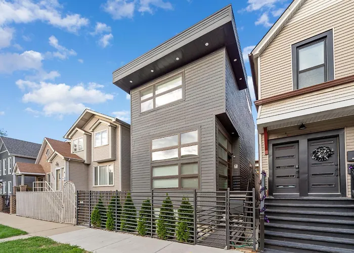 Magnificent New Home W/8 Beds & Free Parking